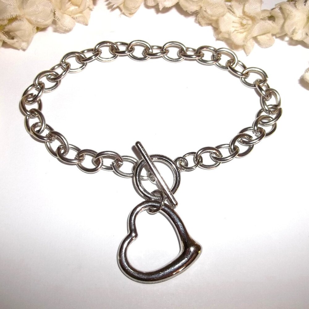 Silver Toggle Heart Bracelet 8 1/2 Inch Long Chain Woman Costume Jewelry D010